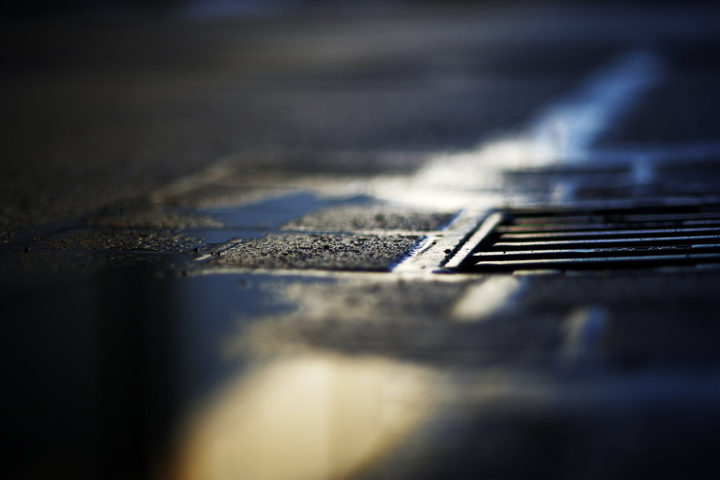 a drain on the ground, Foto aufgenommen während des 50mm-Fotokurs Berlin