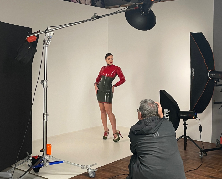Teilnehmer eines Fotokurses bei der Studioarbeit