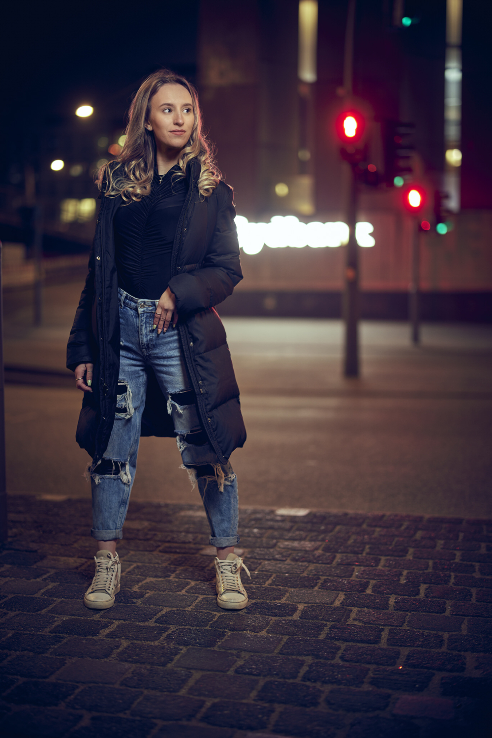 Modelfotografie bei Nacht – Fashionfotografie mit Lichtquellen in Berlin