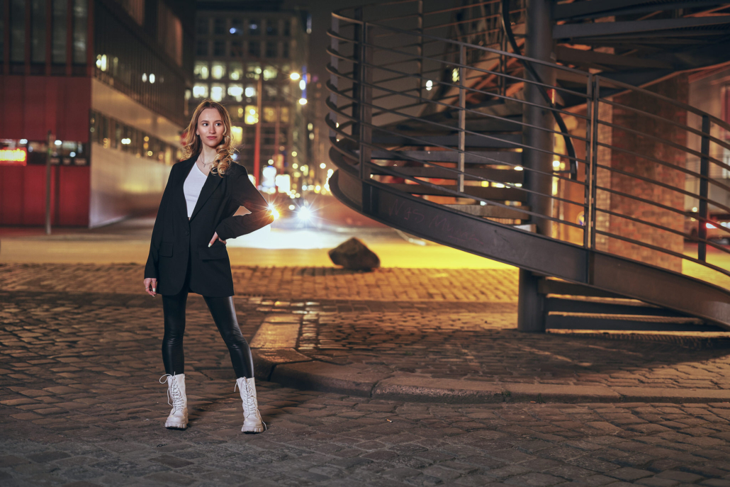 Modelfotografie bei Nacht – Fashionfotografie mit Lichtquellen in Berlin