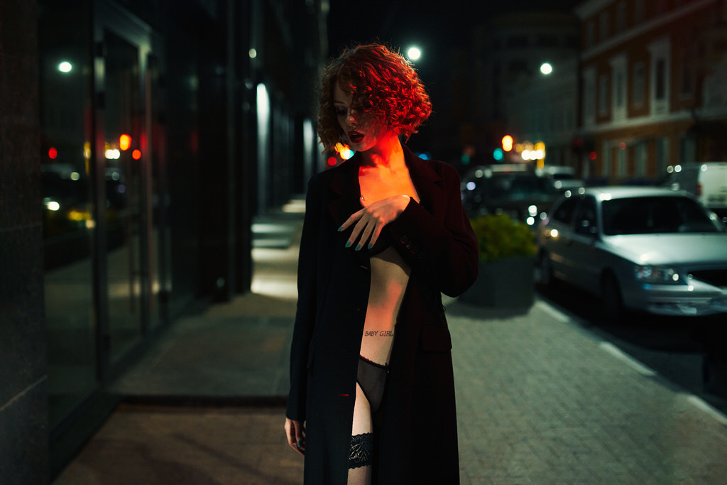 Fashionbilder Berlin – Modelfotografie bei Nacht mit perfekten Posen