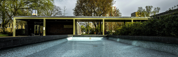 Teilnehmer fotografieren profane Architektur Berlin während des Workshops