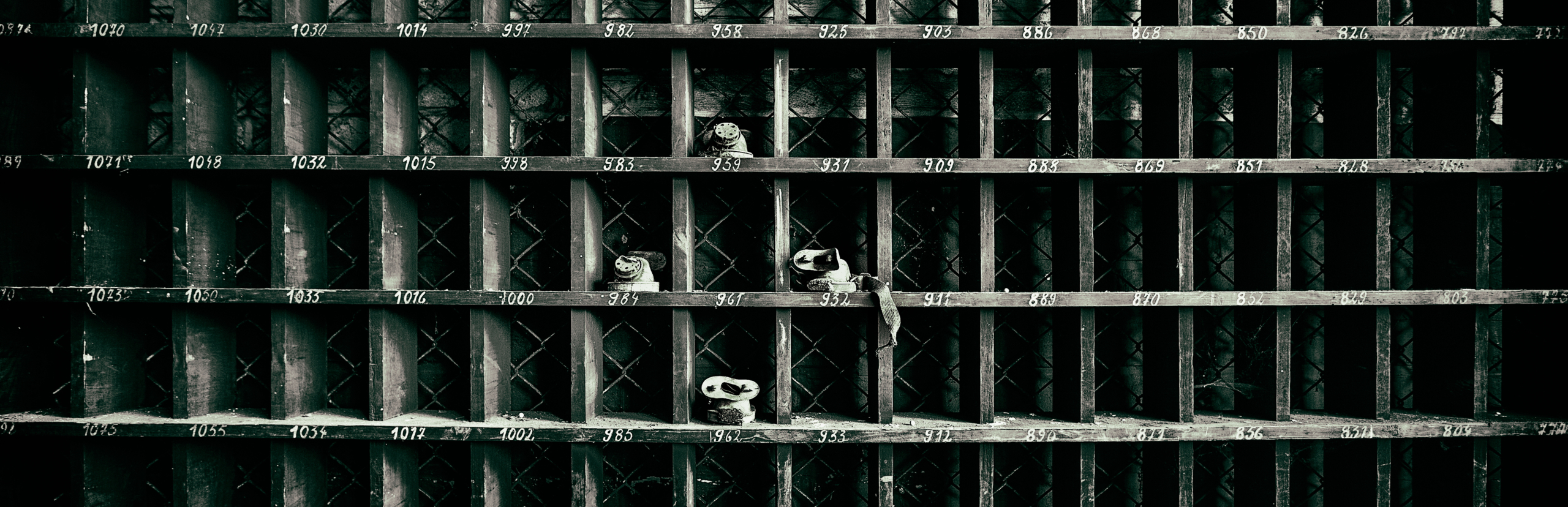 a wooden shelf with numbers on it Foto aufgenommen während des 50mm-Fotokurs Berlin