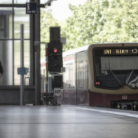 Teilnehmer des Fotokurs Ringbahn Berlin fotografieren an der Ringbahn
