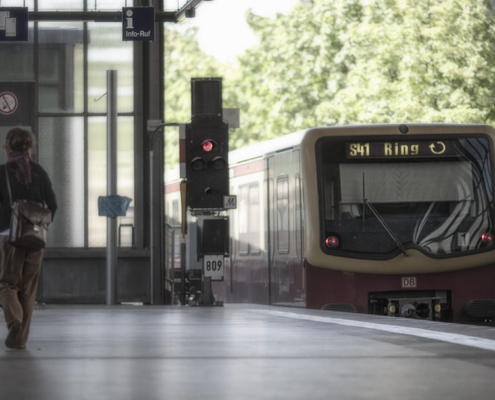 Teilnehmer des Fotokurs Ringbahn Berlin fotografieren an der Ringbahn