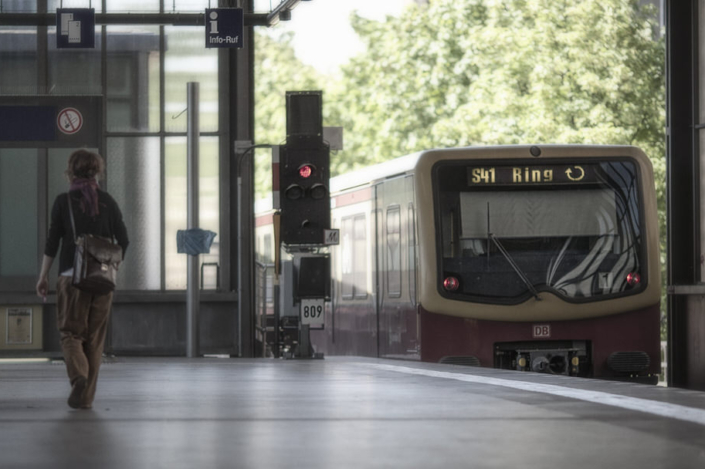 Teilnehmer des Fotokurs Ringbahn Berlin fotografieren an der Ringbahn
