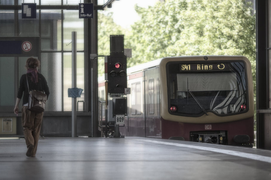 Teilnehmer des Fotokurs Ringbahn Berlin fotografieren an der Ringbahn
