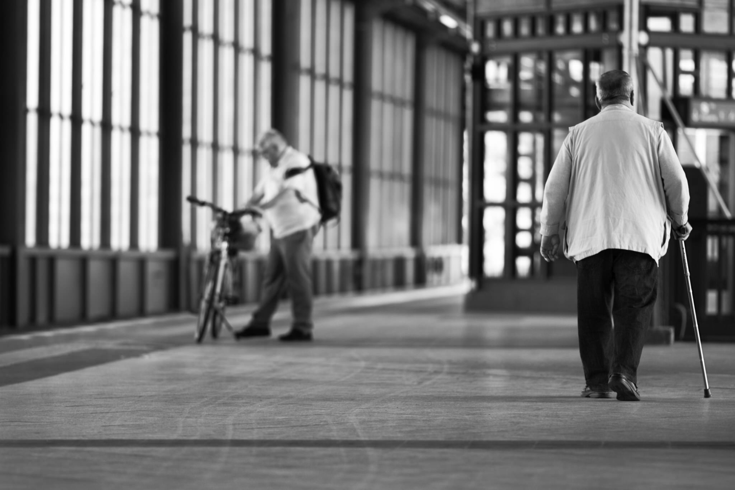 Street Photography am Bahnhof – spontane Momente beim Fotokurs Ringbahn Berlin.