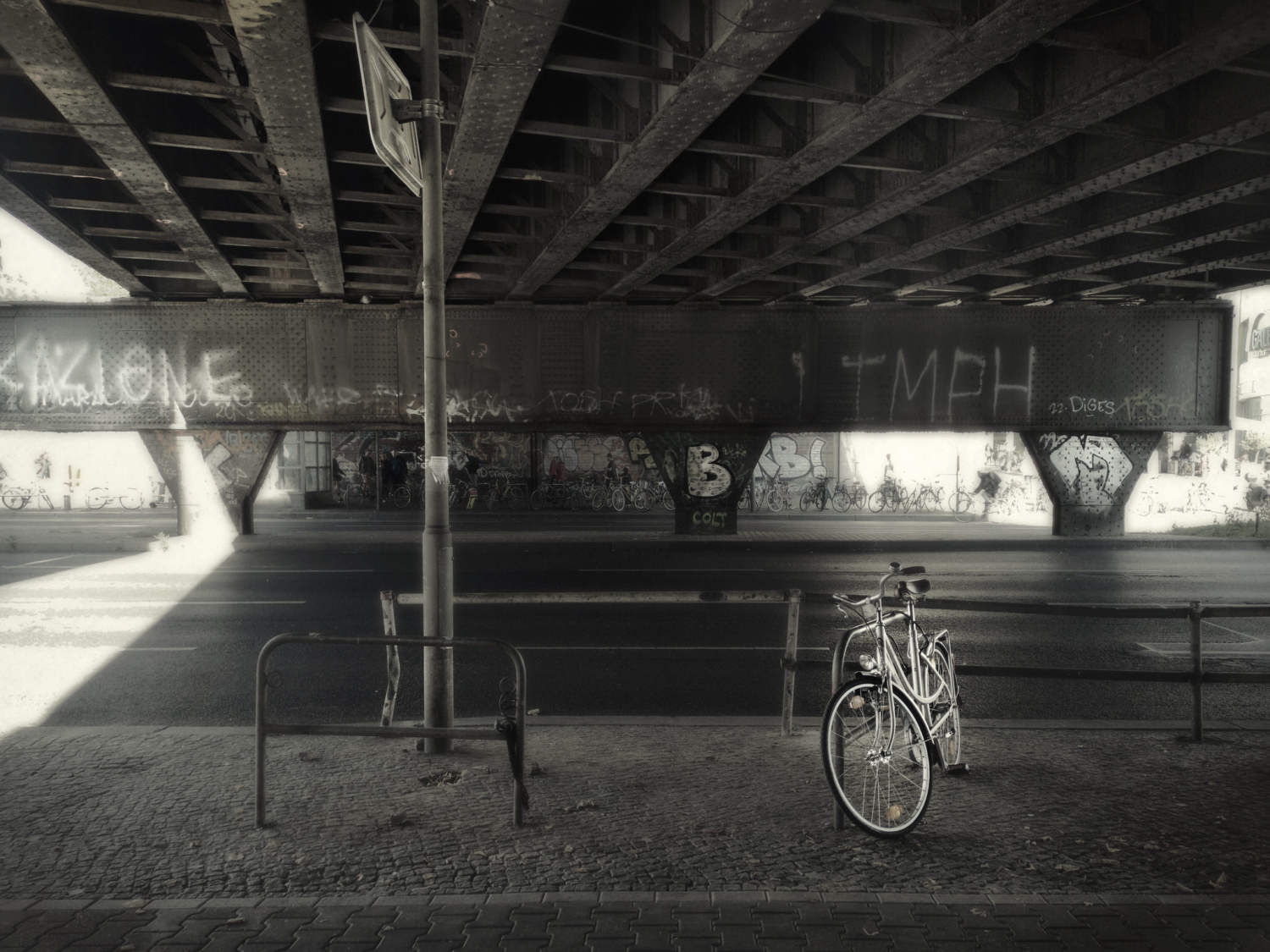 Teilnehmer des Fotokurses fotografieren Architektur an Berliner Ringbahn-Stationen.
