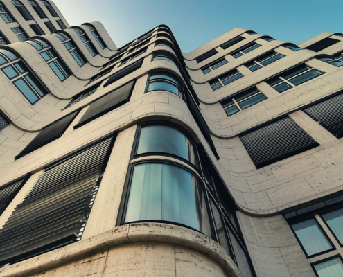 Emotionale Architekturfotografie: Moderne Glasfassade mit kreativer Lichtstimmung