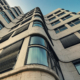Emotionale Architekturfotografie: Moderne Glasfassade mit kreativer Lichtstimmung