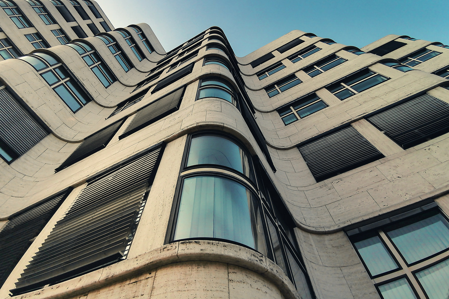 Emotionale Architekturfotografie: Moderne Glasfassade mit kreativer Lichtstimmung