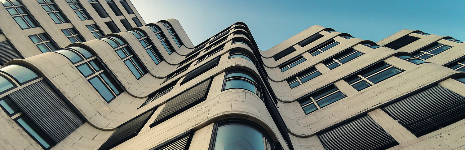 Architekturdetail mit starker Perspektive und Licht-Schatten-Spiel