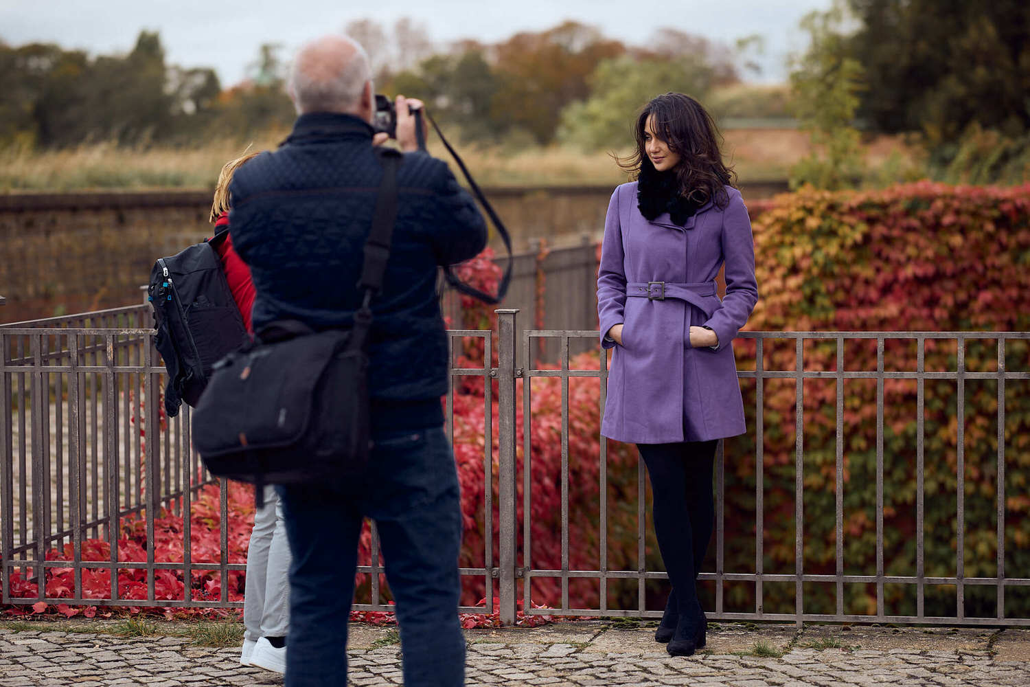 Teilnehmer fotografiert Model im Portraitfotografie-Kurs