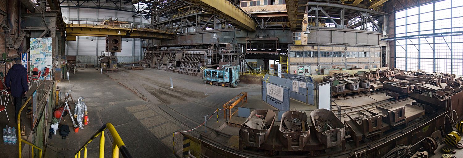Einzigartige Industriekulisse für Aktfotografie im Stahlwerk